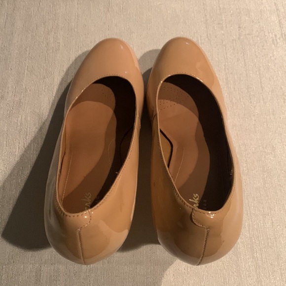 Clarks Nude Tan Color Pumps Gorgeous Slip On Style Size 11 Gently Used - Picture 14 of 15